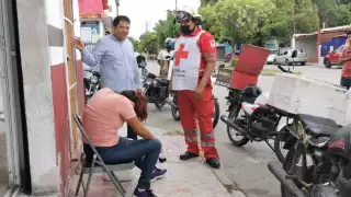 Pareja derrapa por el pavimento mojado en Ciudad del Carmen