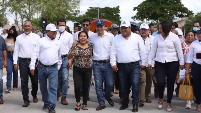 Mauricio Vila entregó trabajos de construcción y repavimentación de calles en Kanasín