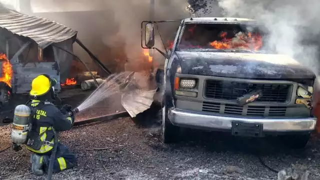 Bomberos asistieron a la zona para sofocar las llamas de dos pipas. Foto: Especial