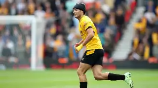 El delantero mexicano figura en el 11 estelar del Wolverhampton en su visita a la casa del Leicester City