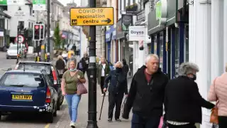 Se reportan dos casos de variante Ómicron en Reino Unido, informa secretario de Salud