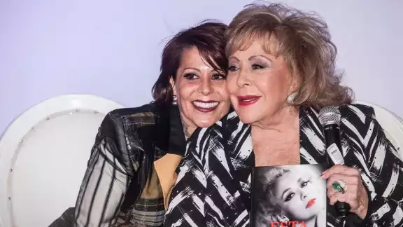 Silvia Pinal se acercaron con lágrimas en los ojos, por el emotivo momento Silvia Pinal se acercaron con lágrimas en los ojos, por el emotivo momento