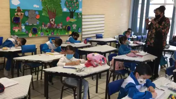 Los padres prefieren regresar a clases a distancia