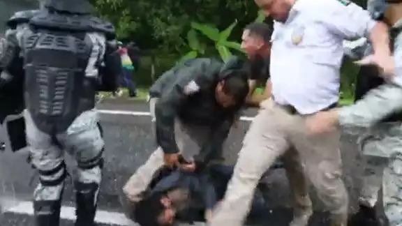 El video desató reacciones de indignación en redes sociales, pues los usuario criticaron y reprocharon que existe una abusiva política migratoria 