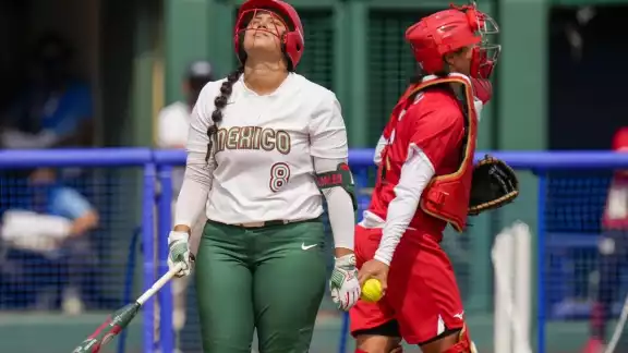 Mexicanas que tiraron uniforme podrían ser expulsadas Mexicanas que tiraron uniforme podrían ser expulsadas