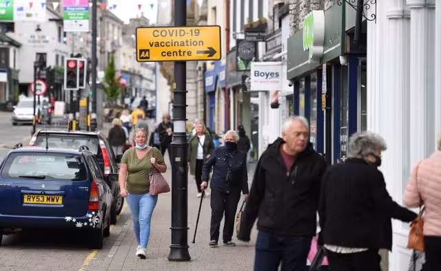 Se reportan dos casos de variante Ómicron en Reino Unido, informa secretario de Salud