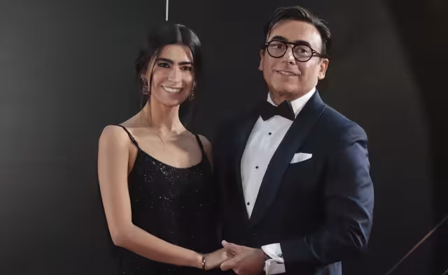 Fue durante una alfombra Roja que Paola Ramones presumió a su novio Daniel Khosravi