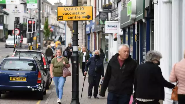 Se reportan dos casos de variante Ómicron en Reino Unido, informa secretario de Salud