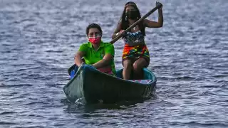 Graciela Bouche llega en una canoa a su salón de clases