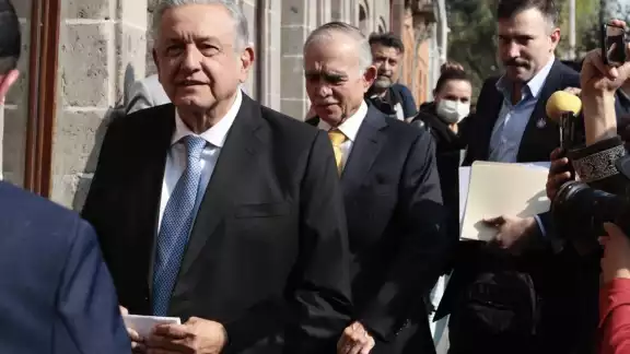 El presidente habló al salir de la reunión El presidente habló al salir de la reunión