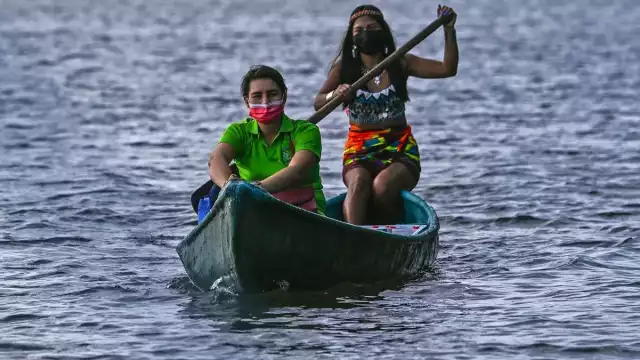 Graciela Bouche llega en una canoa a su salón de clases