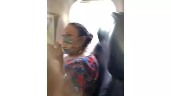 Isabel Arvide se trasladó en el vuelo de Aeromexico 2652 en el asiento 2B, e intentó ocultarse el rostro utilizando una revista Isabel Arvide se trasladó en el vuelo de Aeromexico 2652 en el asiento 2B, e intentó ocultarse el rostro utilizando una revista