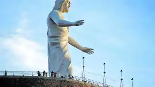 Este supera al Cristo Rey de Tenancingo, en el Estado de México, (30 metros) y al Cristo Roto, en San José de Gracia en Aguascalientes (28 metros).