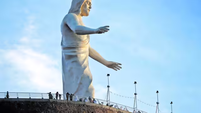 Este supera al Cristo Rey de Tenancingo, en el Estado de México, (30 metros) y al Cristo Roto, en San José de Gracia en Aguascalientes (28 metros).