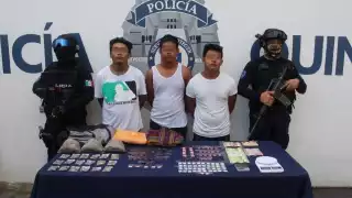 A Joaquín “N”, Juan Carlos “N” y José “N”, se les aseguraron 21 bolsitas con sustancia similar a la marihuana