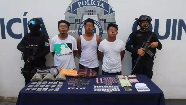 A Joaquín “N”, Juan Carlos “N” y José “N”, se les aseguraron 21 bolsitas con sustancia similar a la marihuana