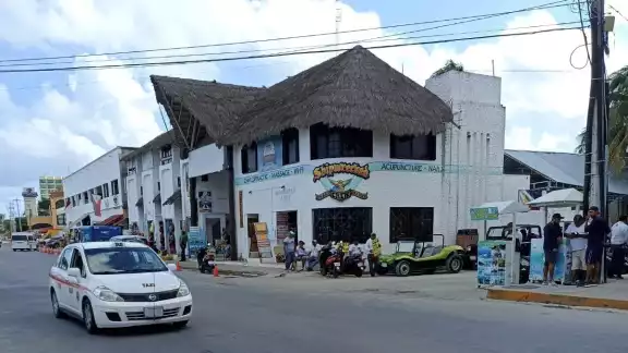Testigos del hecho referenciaron que los comisionistas pararon la agresión física contra el hombre al ver la llegada de la Policía de Cozumel Testigos del hecho referenciaron que los comisionistas pararon la agresión física contra el hombre al ver la llegada de la Policía de Cozumel