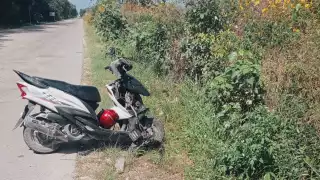Motociclista sufre lesiones al derraparse en la carretera en Playa del Carmen 