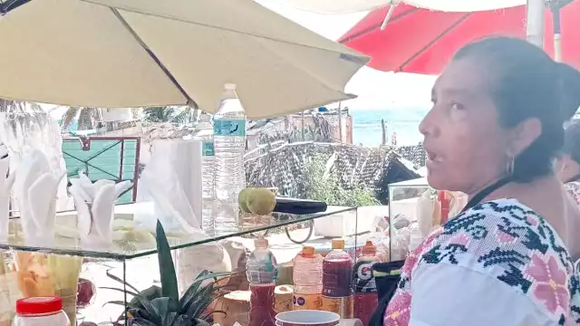 María llegó con su familia hace 30 años proveniente de Carrillo Puerto y desde entonces se ha dedicado a vender en la ciudad