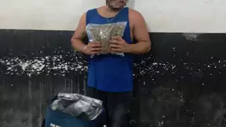 En una hielera se ubicó cerca de un kilo de marihuana, por lo que se aseguró al sujeto