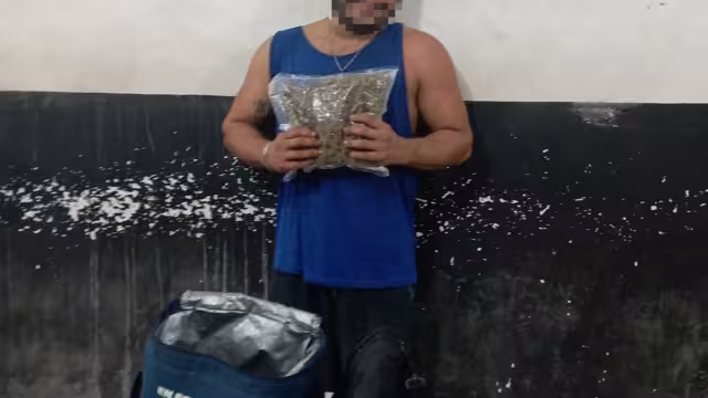 En una hielera se ubicó cerca de un kilo de marihuana, por lo que se aseguró al sujeto