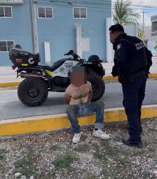 Elementos policiacos detuvieron al sujeto que al parecer es extranjero.