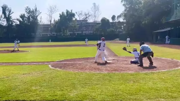 AMLO bateó una bola de hit. Foto: Captura de pantalla AMLO bateó una bola de hit. Foto: Captura de pantalla