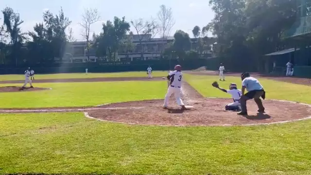 AMLO bateó una bola de hit. Foto: Captura de pantalla