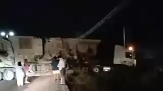 Accidente de tráiler en la carretera Playa del Carmen-Cancún moviliza a cuerpos de emergencia
