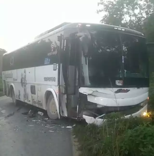 El autobús terminó con severos daños al frente tras el impacto.