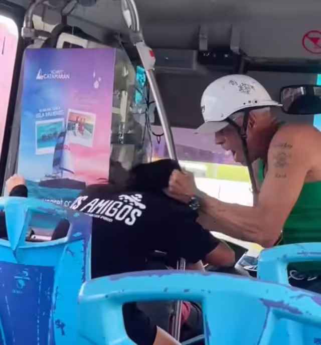 El sujeto subió al camión y comenzó a golpear a la mujer.