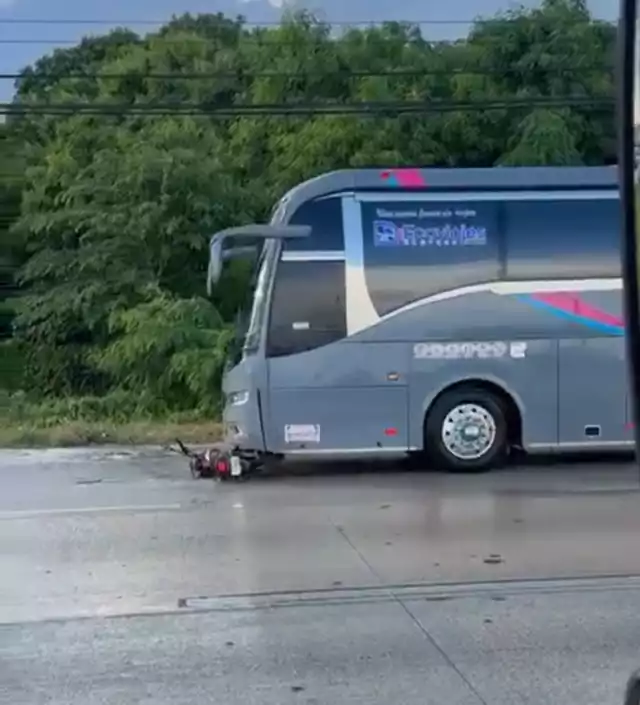 La motocicleta quedó debajo de la pesada unidad tras el impacto.