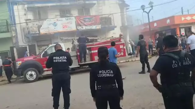 Un corto circuito en una pequeña nevera de helados ocasionó que se iniciara el siniestro