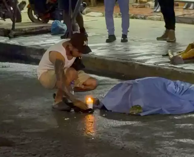 El cuerpo de la occisa fue cubierto con una manta azul y acompañado por una veladora.