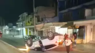 Conductor pierde el control de su vehículo y termina volcado en la SM 63 de Cancún 