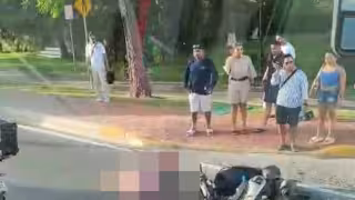 Motociclista sufre grave accidente en la Zona Hotelera de Cancún; fue trasladado de emergencia a un hospital
