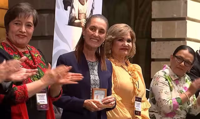 Medalla “Manuel Altamirano” honra a educadores veteranos