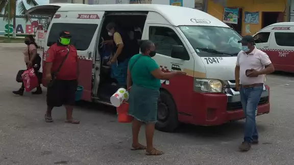Conductores de combis señalaron que es muy importante no arriesgarse Conductores de combis señalaron que es muy importante no arriesgarse
