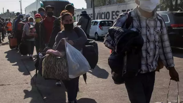 El INM se comprometió a trasladar a la totalidad de las personas integrantes de la caravana a Sonora, Chihuahua y Nuevo León. Foto: EFE