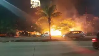 Incendio en oficinas de Xcaret en Cancún causa movilización de bomberos y policías