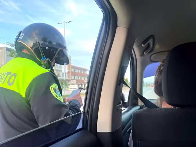 El agraviado reportó que los oficiales dados de baja iban a bordo de una motocicleta con el número económico 9214