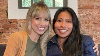 Superholly y Yalitza Aparicio dejan atrás la polémica; se reúnen en un café de la CDMX