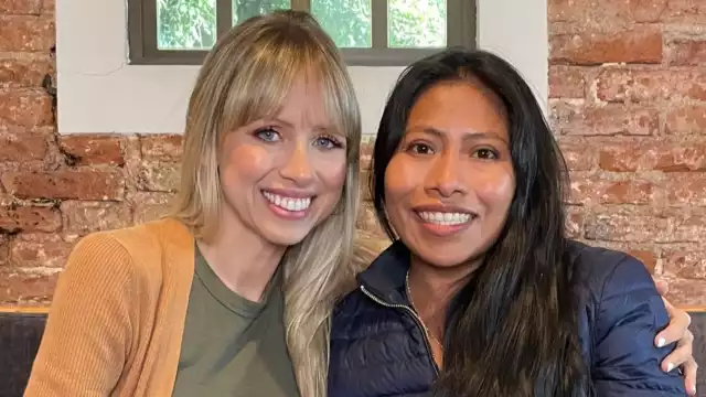 Yalitza y Superholly lucen contentas y sonrientes por su primera reunión. Foto: Twitter @superholly