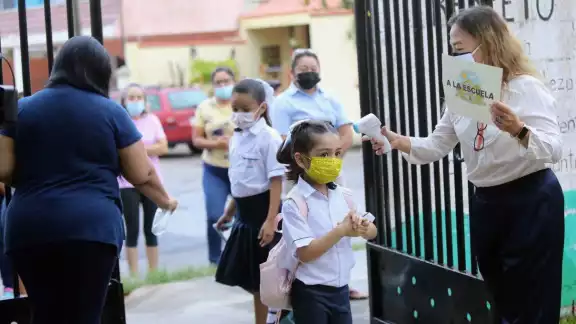 El objetivo es romper posibles cadenas de contagio de COVID-19 y generar confianza entre alumnos y padres de familia El objetivo es romper posibles cadenas de contagio de COVID-19 y generar confianza entre alumnos y padres de familia