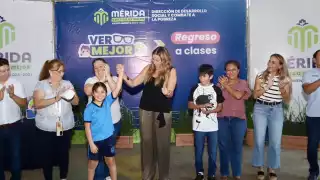Entregan lentes gratuitos a estudiantes de primaria en Mérida