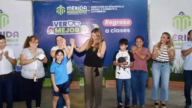 La presidenta municipal Cecilia Patrón entrega anteojos a alumnos de educación básica en Mérida
