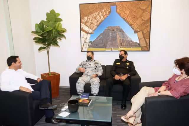 Durante la reunión entre Mauricio Vila y el Contraalmirante Domingo Bahena, garantizaron la seguridad de Yucatán