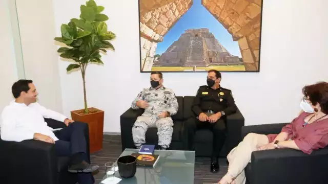 Durante la reunión entre Mauricio Vila y el Contraalmirante Domingo Bahena, garantizaron la seguridad de Yucatán