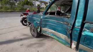 Camioneta le cierra el paso y motociclista termina gravemente herido en Campeche