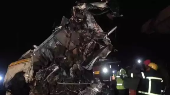 Aún hay reportes de personas atrapadas en el camión